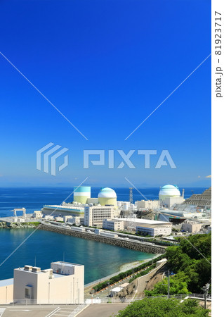 【愛媛県】快晴下の伊方原子力発電所 81923717