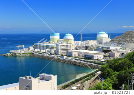 【愛媛県】快晴下の伊方原子力発電所 81923725