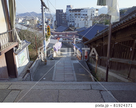 灯明堂と一の坂鳥居_金刀比羅宮 81924371