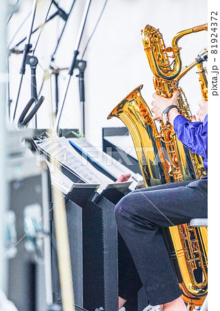 野外ステージで演奏するジャズオーケストラ 81924372