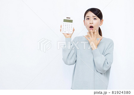電卓を持つ30代の女性 電卓を持つ30代の女性 81924380