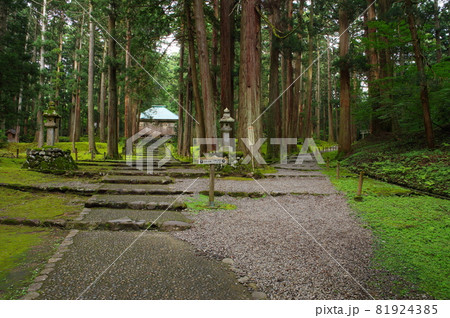 白山平泉寺　拝殿と三宮への参道 81924385