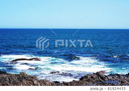 オホーツク海と岩礁のある風景　北海道雄武町 81924435