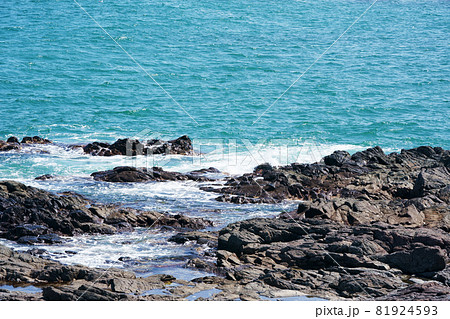 オホーツク海と岩礁のある風景　北海道雄武町 81924593