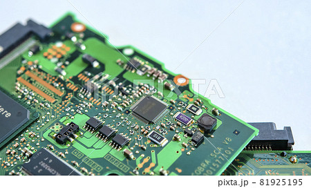 電子機器の心臓部・プリント基板の高精細クローズアップ 81925195