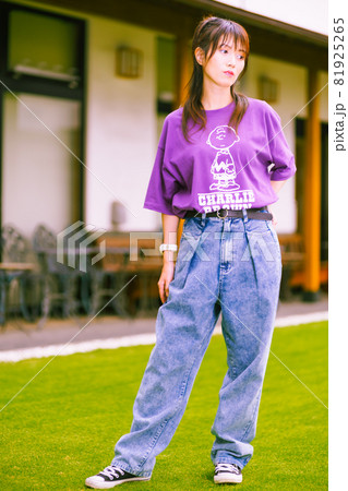 芝生の綺麗なお庭でかわいいモデルさん撮影 芝生の綺麗なお庭でかわいいモデルさん撮影 81925265