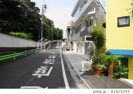 9月 港区574北坂と根津美術館土塀・南青山 9月 港区574北坂と根津美術館土塀・南青山 81925343