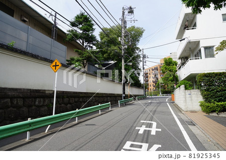 9月 港区572北坂と根津美術館土塀・南青山 9月 港区572北坂と根津美術館土塀・南青山 81925345