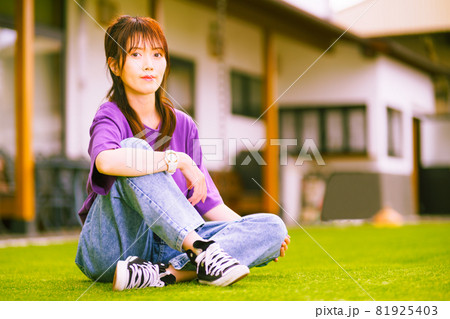 綺麗な芝生のお庭でかわいいモデルさん撮影 綺麗な芝生のお庭でかわいいモデルさん撮影 81925403