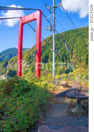神流湖湖畔　金毘羅橋　秋の風景　紅葉の季節　　 81925426