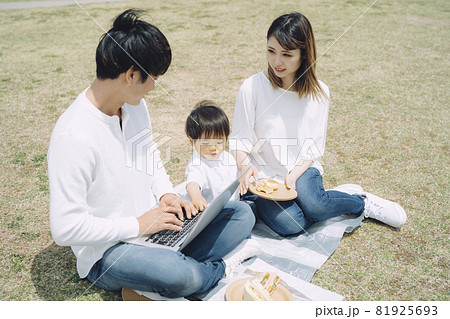 パソコンを使うパパと家族・ファミリー・赤ちゃん パソコンを使うパパと家族・ファミリー・赤ちゃん 81925693