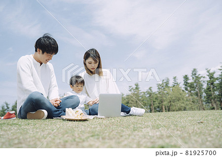 空とパソコンを使う家族 空とパソコンを使う家族 81925700