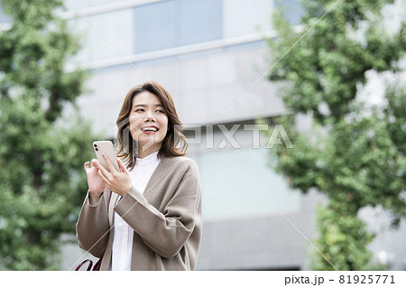 スマホで検索する若い女性 スマホで検索する若い女性 81925771