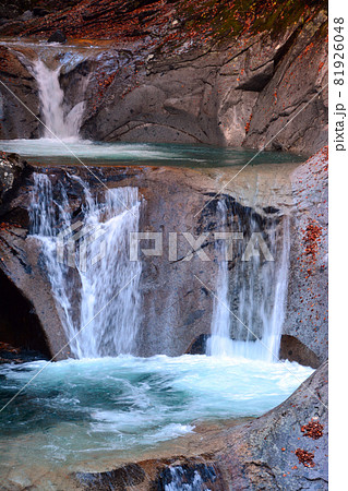 西沢渓谷～清らかな渓流と荘厳な滝の写真素材 [81926048] - PIXTA