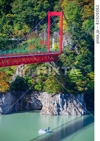 神流湖湖畔　金毘羅橋　秋の風景　紅葉の季節　　 81926062