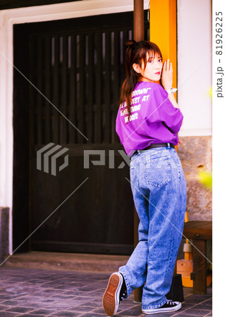 和風のお庭の蔵の前でかわいいモデルさん撮影 81926225