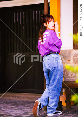 和風のお庭の蔵の前でかわいいモデルさん撮影 81926226