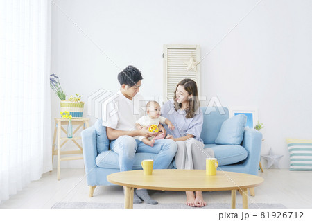 赤ちゃんと遊ぶ夫婦 81926712