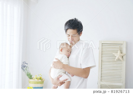 赤ちゃんを抱く父親 81926713