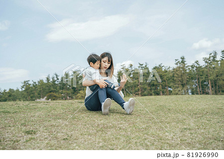 芝生で服が汚れるママ 芝生で服が汚れるママ 81926990