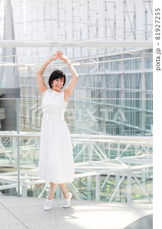 東京の春をたのしむミドル女性 ミドルシニア 東京の春をたのしむミドル女性 ミドルシニア 81927255