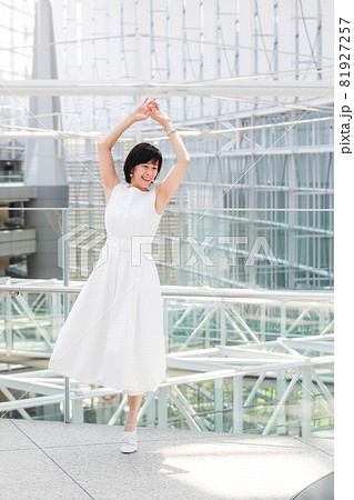 東京の春をたのしむミドル女性 ミドルシニア 東京の春をたのしむミドル女性 ミドルシニア 81927257