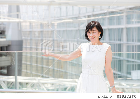 東京の春をたのしむミドル女性 ミドルシニア 東京の春をたのしむミドル女性 ミドルシニア 81927280