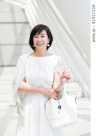 東京の春をたのしむミドル女性 ミドルシニア   81927330