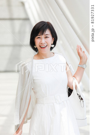 東京の春をたのしむミドル女性 ミドルシニア   81927331