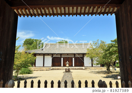 新薬師寺(南門から本堂を望む)　【奈良県奈良市高畑町】 81927389