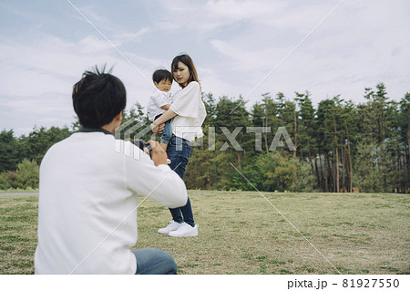 一眼レフで写真を撮るパパと家族(嫌い・泣く) 一眼レフで写真を撮るパパと家族(嫌い・泣く) 81927550
