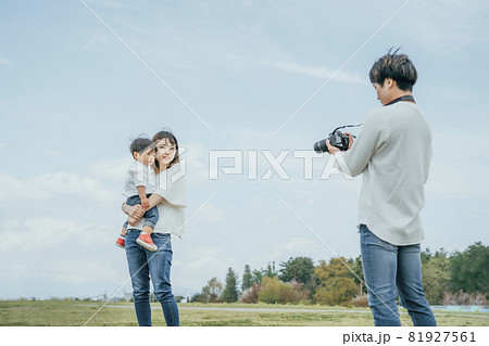 一眼レフで写真を撮るパパと家族（設定をいじる） 81927561