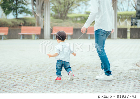 パパと遊ぶ子供 パパと遊ぶ子供 81927743