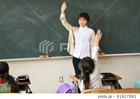 授業中の教室 81927881