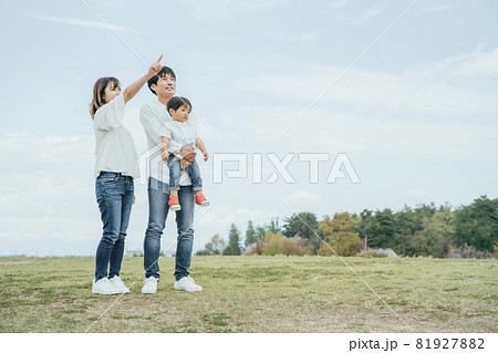 空と家族・ファミリー・赤ちゃん（全身・指差す） 81927882