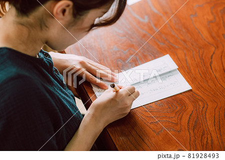 習字の練習をする日本人女性 硬筆 筆ペン 習字の練習をする日本人女性 硬筆 筆ペン 81928493