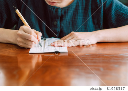 習字の練習をする日本人女性　硬筆　筆ペン 81928517