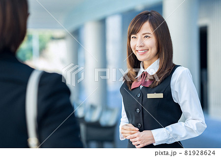 受付　女性　ビジネス　コンシェルジュ　オフィス 81928624