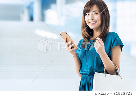 女性　ショッピング　買い物　スマホ 81928725