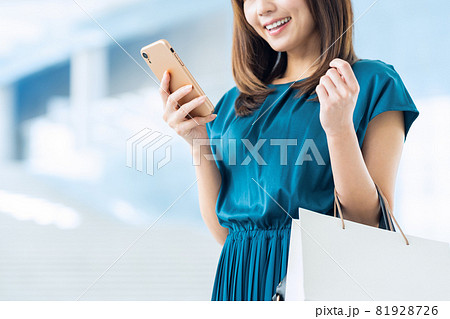 女性 ショッピング 買い物 スマホ 女性 ショッピング 買い物 スマホ 81928726