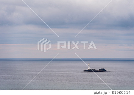 角島のキレイな砂浜に打ち寄せる波と夕焼けに染まる角島大橋の夕焼け風景 角島のキレイな砂浜に打ち寄せる波と夕焼けに染まる角島大橋の夕焼け風景 81930514