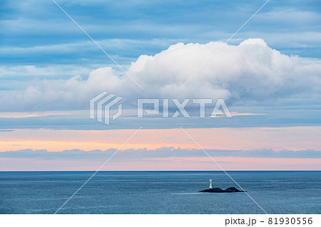 角島のキレイな砂浜に打ち寄せる波と夕焼けに染まる角島大橋の夕焼け風景 角島のキレイな砂浜に打ち寄せる波と夕焼けに染まる角島大橋の夕焼け風景 81930556
