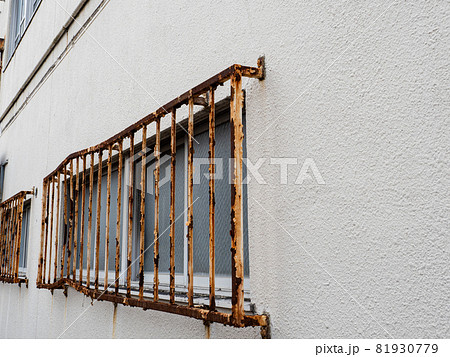 【錆びた侵入防止柵】街中にある建物劣化箇所（アルミサッシ） 81930779