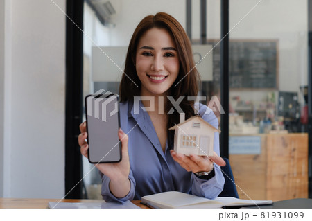 Smart Home concept. Woman showing application smart home on smartphone 81931099
