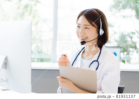 オンライン診療をする女性医師 オンライン診療をする女性医師 81931137