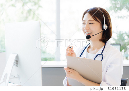オンライン診療をする女性医師 81931138