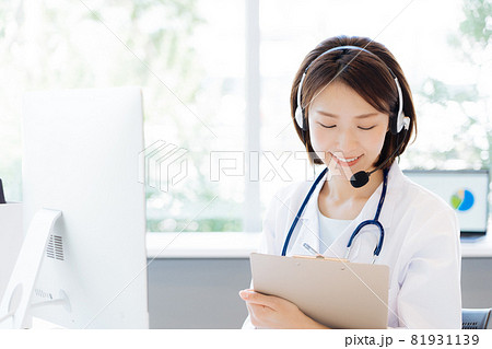 オンライン診療をする女性医師 オンライン診療をする女性医師 81931139