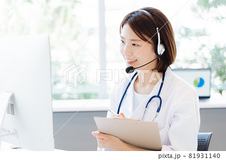オンライン診療をする女性医師 81931140