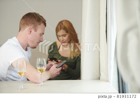 Couple Addicted to Social Media 81931172