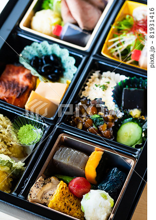 コロナ禍の法事、会食中止で持ち帰りのお弁当になる 81931416